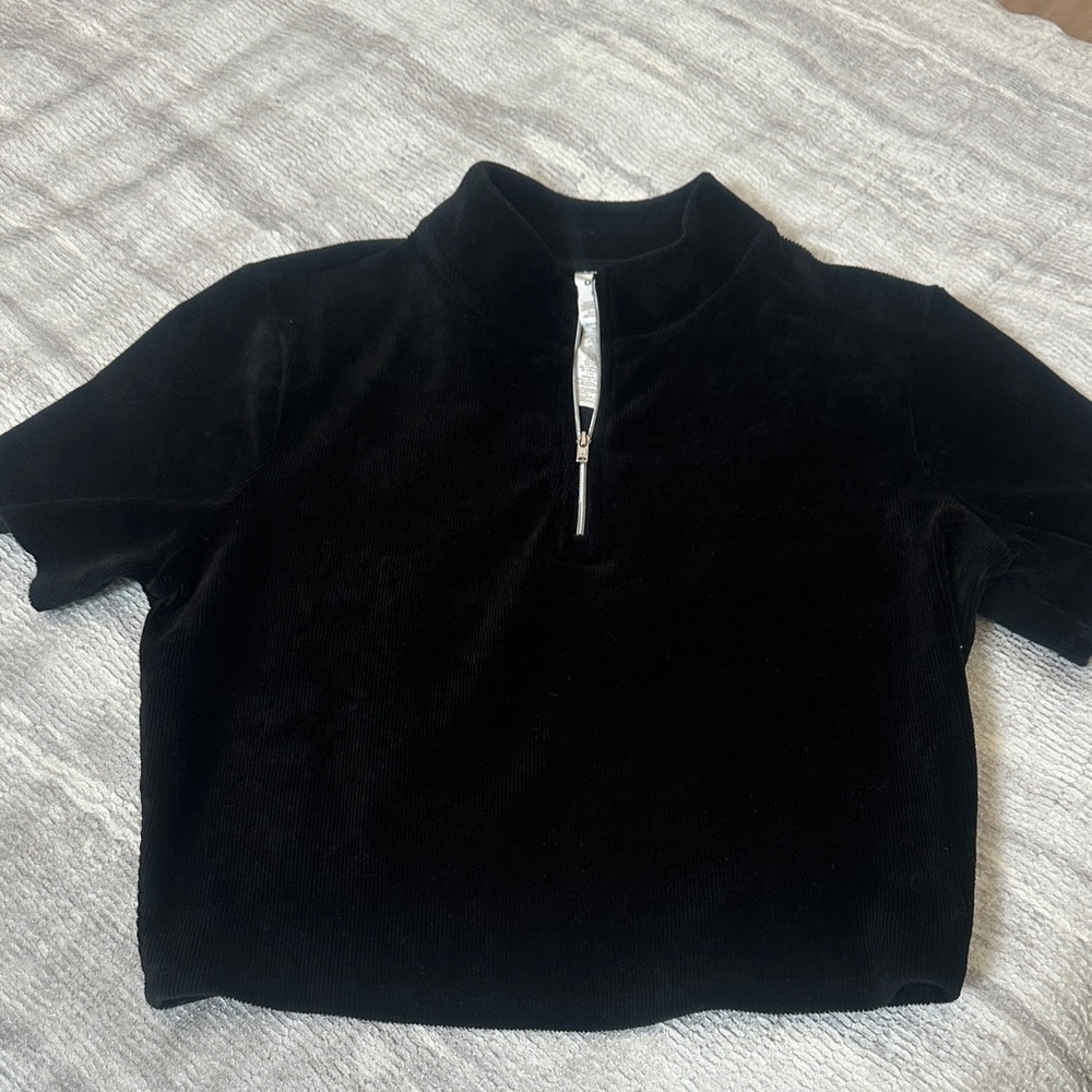 ALO Yoga Black Crop Top - Picture 2 of 6